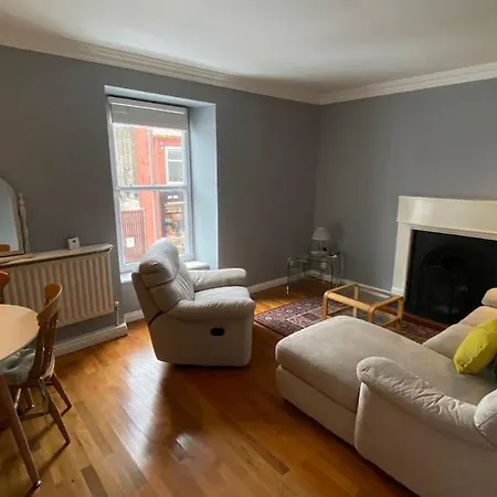 Stylish & Spacious Apartment, Sleeps 6 * Galway