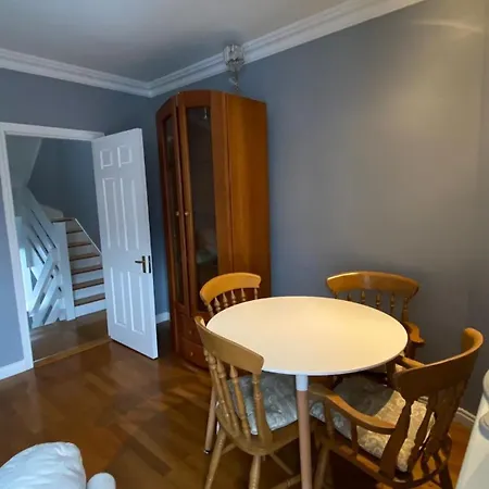 Stylish & Spacious Apartment, Sleeps 6 Apartman