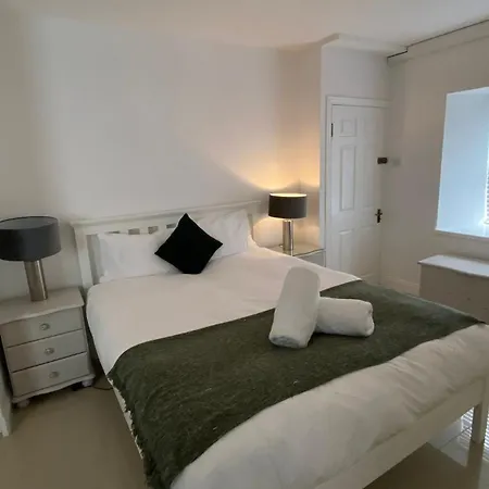 Stylish & Spacious Apartment, Sleeps 6 Apartment