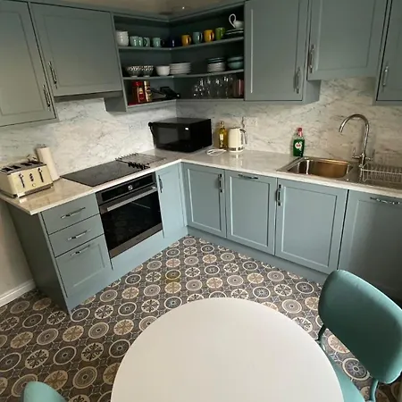 Stylish & Spacious Apartment, Sleeps 6 * Galway